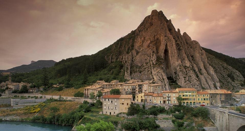 Village de Sisteron, département des Alpes-de-Haute-Provence, PACA (© Marka/SuperStock) &copy; (Bing France)