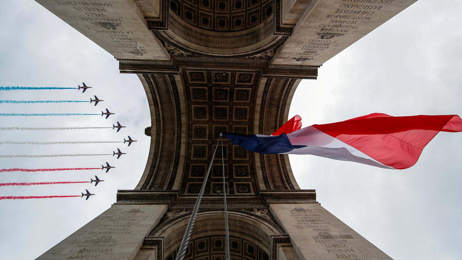 La Patrouille de France survolant l’Arc de Triomphe lors des célébrations du 14 juillet 2020 (© REUTERS/Gonzalo Fuentes)(Bing France)
