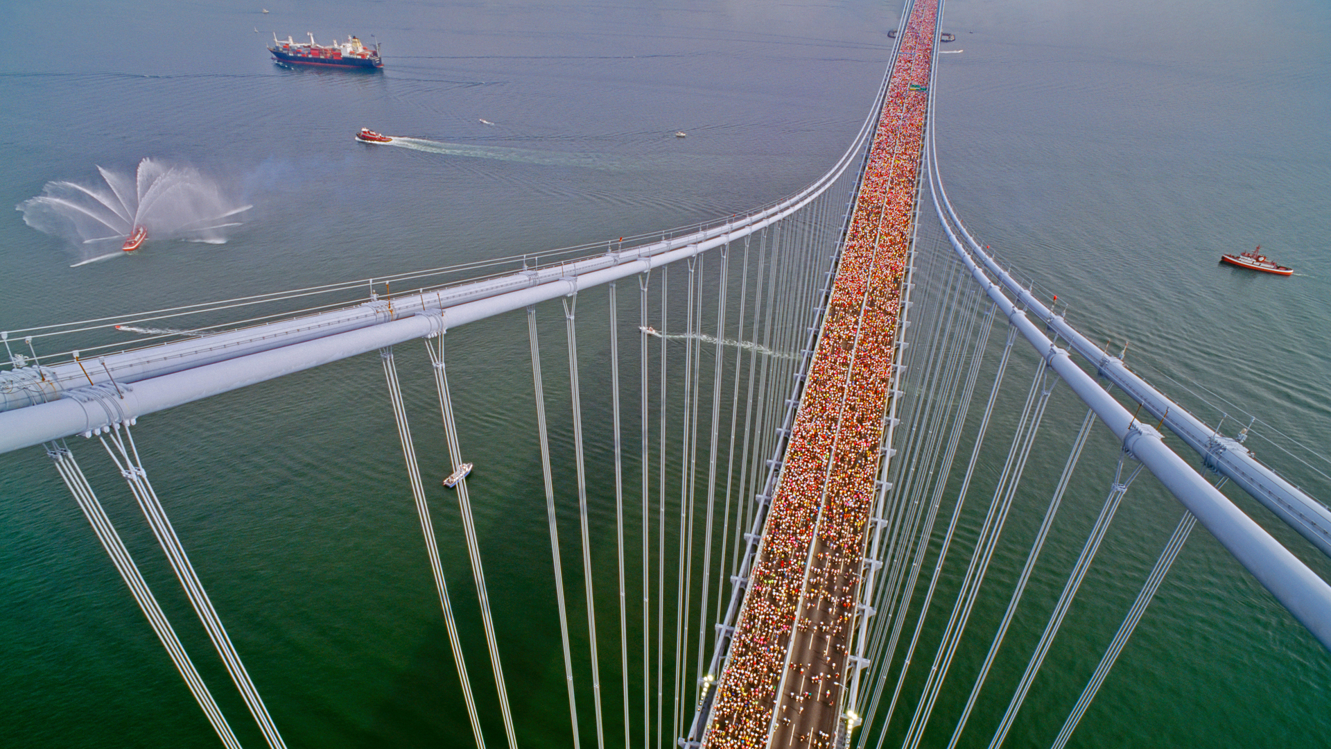 1990年纽约市马拉松比赛，参赛者穿过韦拉扎诺海峡大桥 (© David Madison/Getty Images)(Bing China)