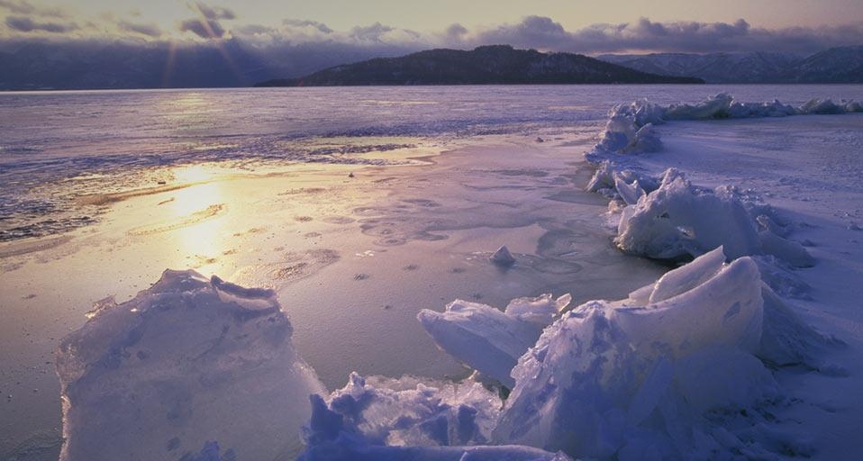 ｢御神渡り｣北海道, 屈斜路湖 (© GYRO PHOTOGRAPHY/amanaimages/Corbis) &copy; (Bing Japan)