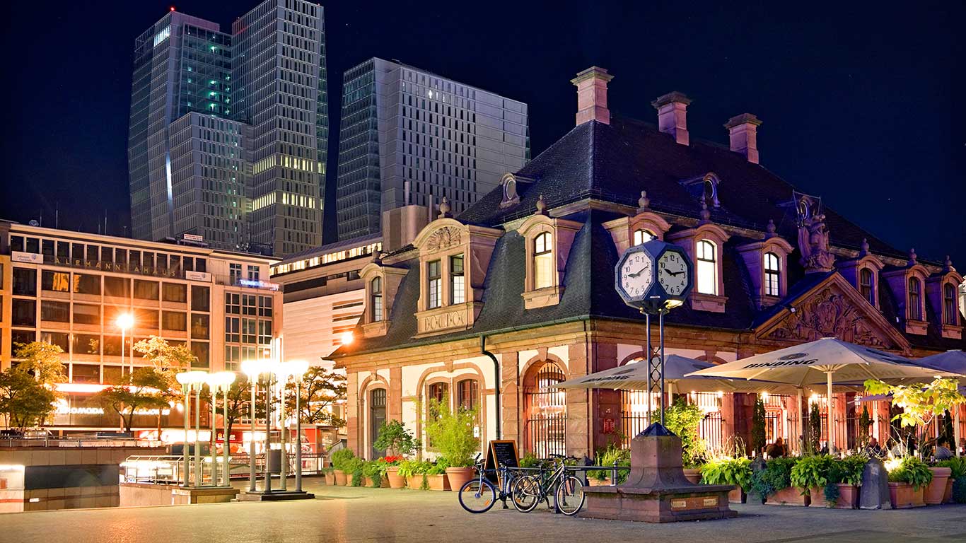 Hauptwache mit Bürotürmen des Palaisquartier im Hintergrund, Frankfurt am Main, Hessen, Deutschland (© Sandra Raccanello/SIME/4Corners)(Bing Deutschland)