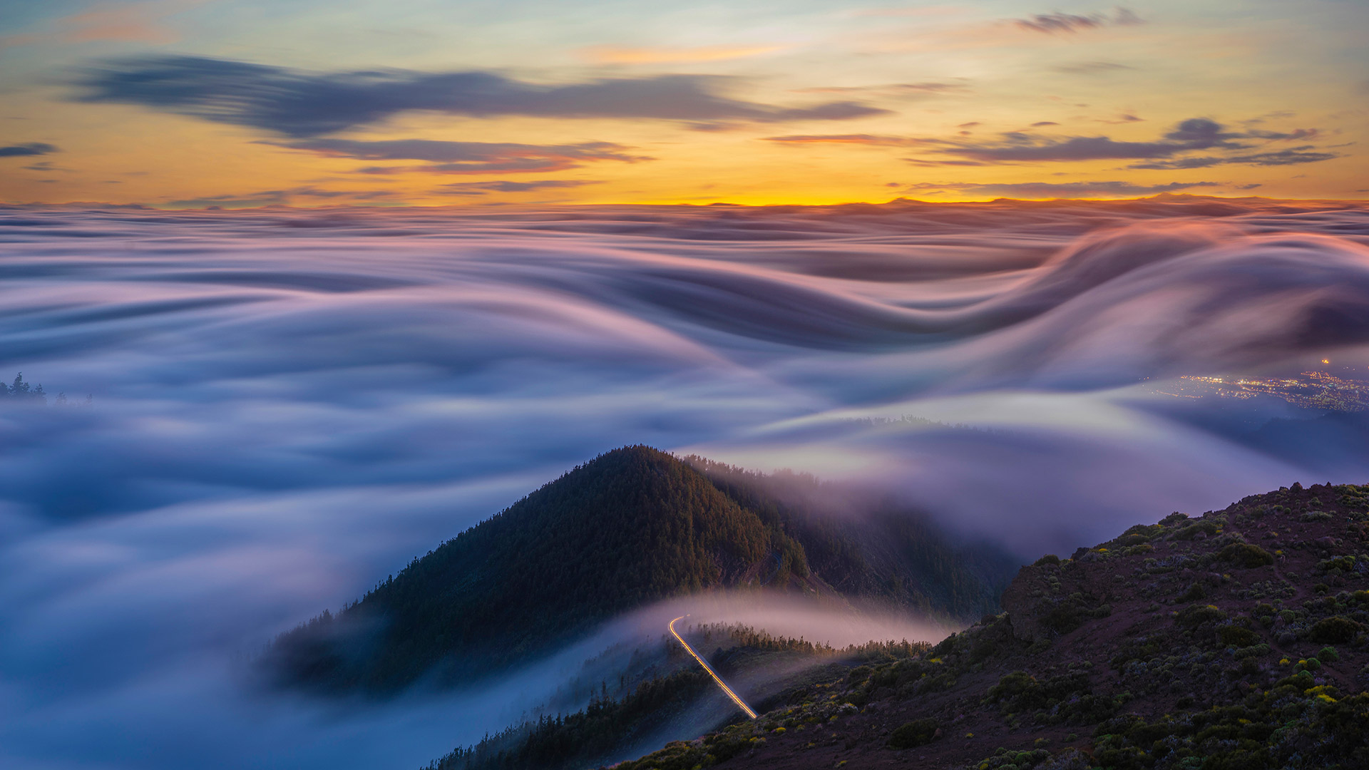 大西洋和特内里费山脉上空的流云，西班牙加那利群岛 (© MikeMareen/iStock/Getty Images Plus)(Bing China)