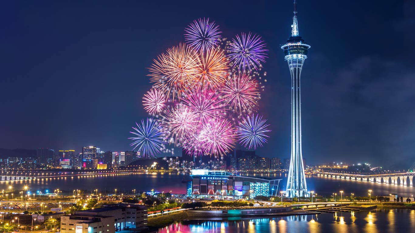 绚烂的烟花绽放在澳门的海湾上空 (© coolbiere photograph/Flickr/Getty Images)(Bing China)