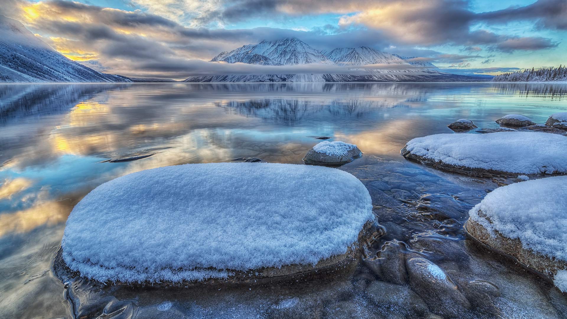 克卢恩国家公园里的凯瑟琳湖和沃辛顿山，育空 (© plainpicture/Design Pics/Robert Postma)(Bing China)