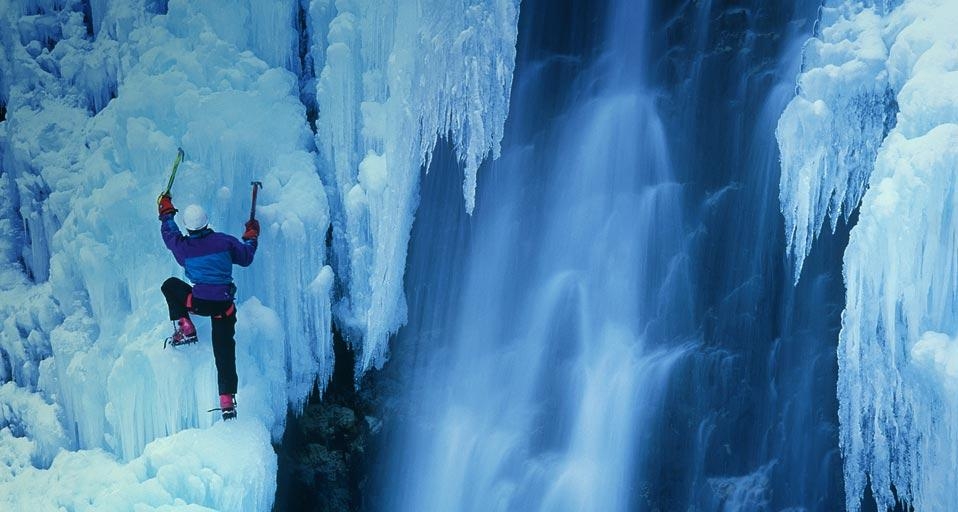 Ein Eiskletterer erklimmt einen gefrorenen Wasserfall in Telluride, Colorado (© Brian Bailey/Getty Images) &copy; (Bing Germany)