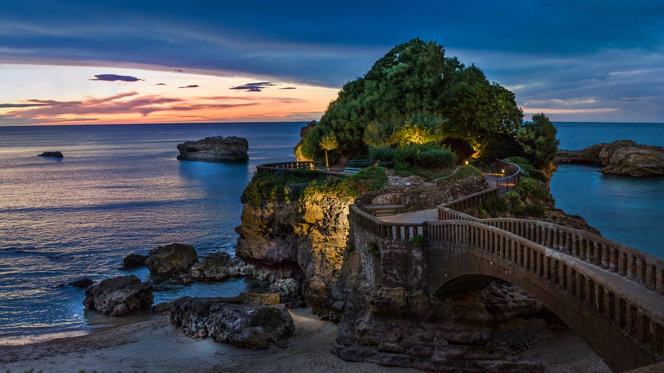 ｢聖母の岩｣フランス, ビアリッツ (© Galdric Pons/500px)(Bing Japan)