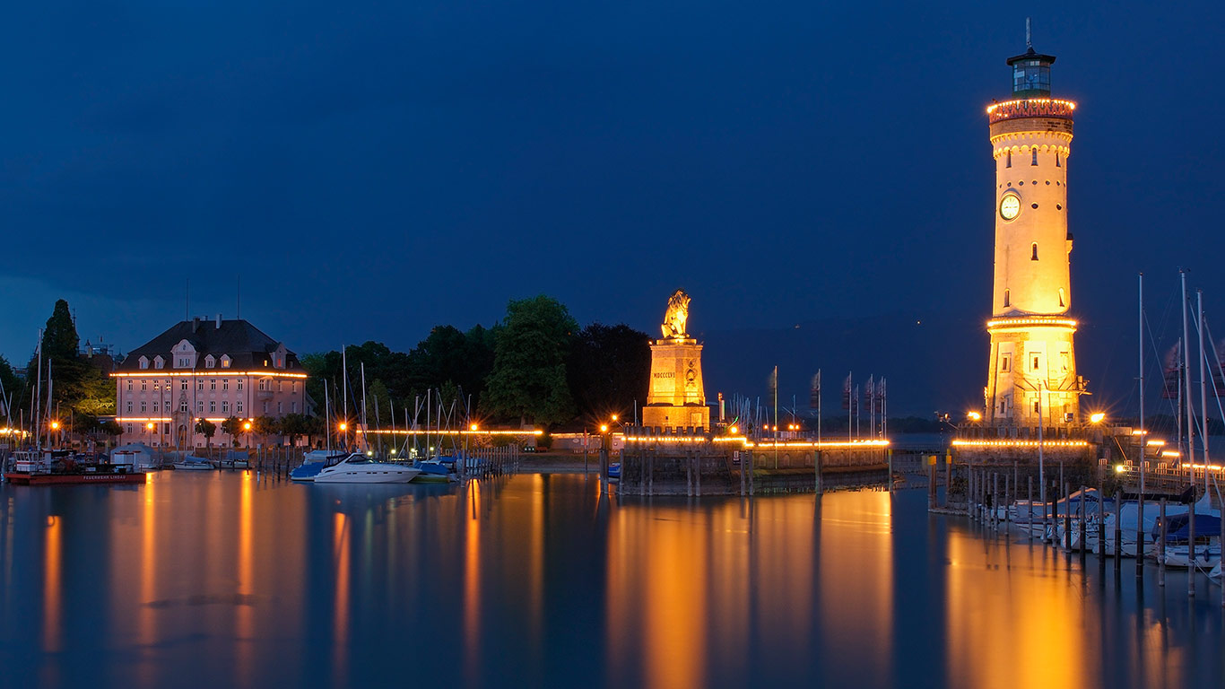 Leuchtturm und Bayerischer Löwe an der Hafeneinfahrt von Lindau, Bayern, Deutschland (© José Antonio Moreno/age fotostock)(Bing Deutschland)