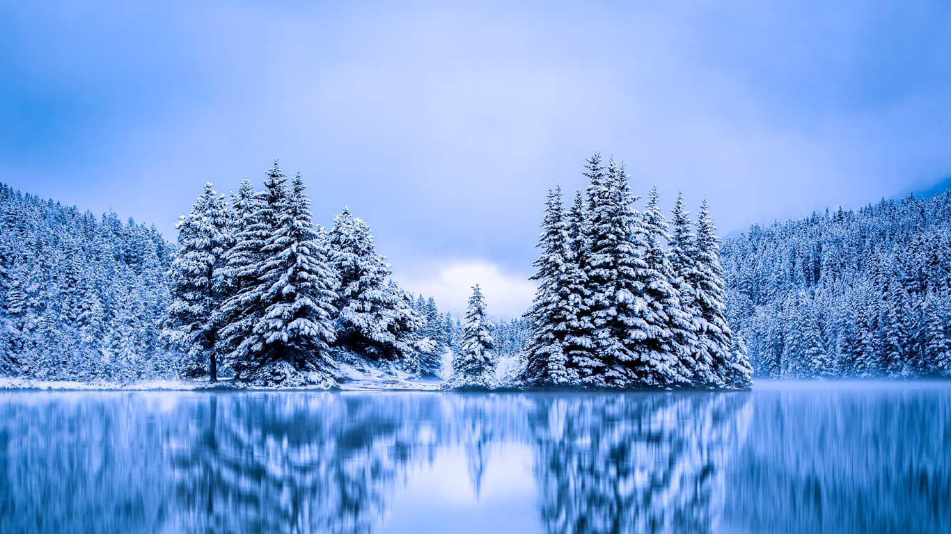 班夫国家公园内的双杰克湖，加拿大阿尔伯塔省 (© Aurora Photos/Offset by Shutterstock)(Bing China)