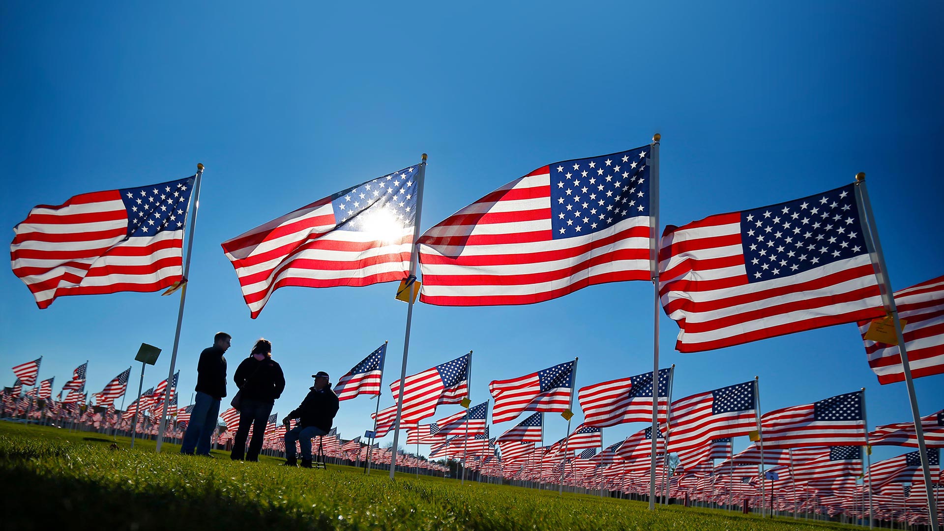 Vietnam War veteran Jake Thorn (seated) talks to visitors in Aurora, Illinois, in 2013 (© Jeff Haynes/Reuters)(Bing United States)