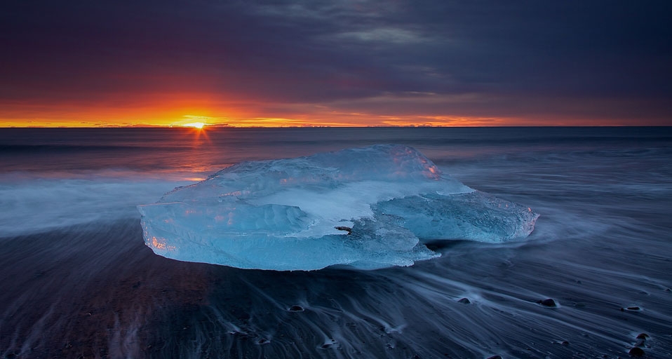 Sunrise on the beach at Jökulsárlón in Iceland -- Ivan Meljac &copy; (Bing Canada)