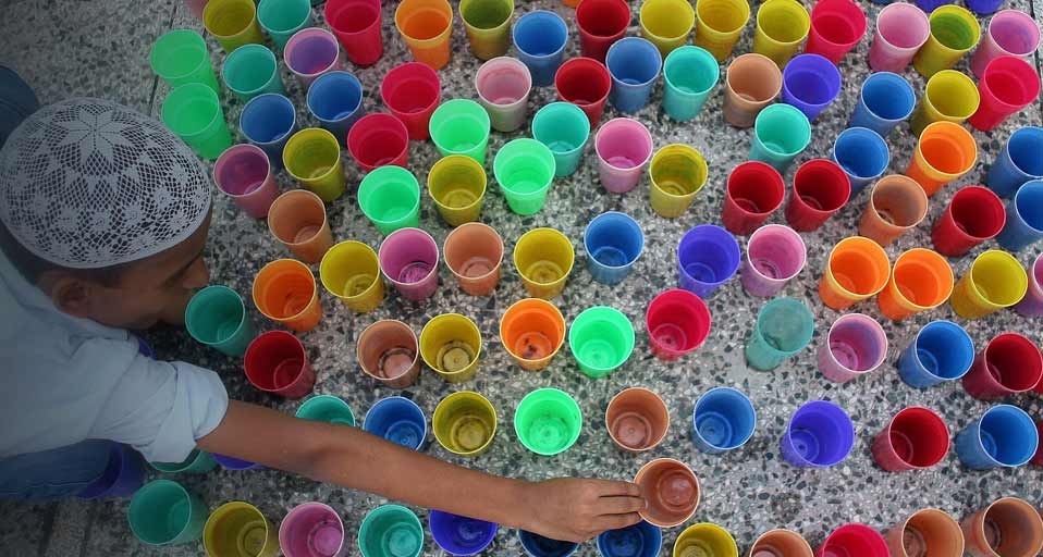 斋月第一天，一个男孩在摆水杯 -- Jaipal Singh/Photolibrary &copy; (Bing China)