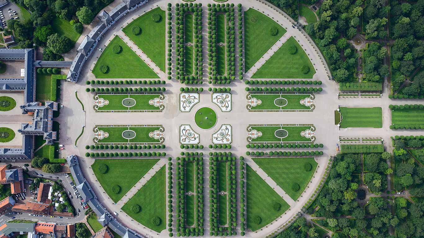 施韦青根城堡花园鸟瞰图，德国巴登-符腾堡州 (© aerial-photos.com/Alamy)(Bing China)