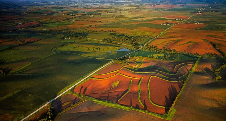 Aerial view of agricultural land in Iowa -- Jim Wark/Corbis &copy; (Bing Canada)