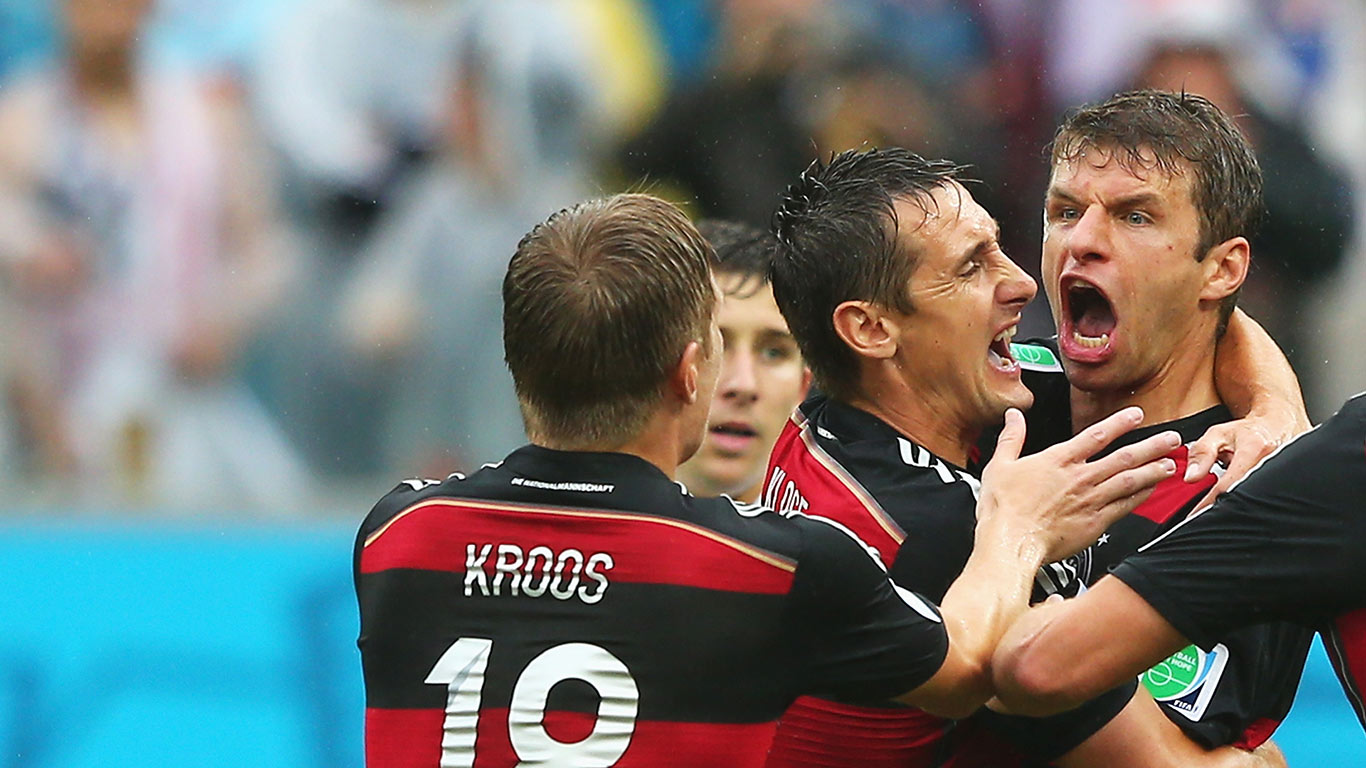 Deutschlands Thomas Müller (2. v.r.) feiert das 1:0 mit seinen Teamkameraden im Spiel gegen die USA bei der FIFA-Fußballweltmeisterschaft 2014 in Recife, Brasilien, am 26. 6. 2014 (©Alex Livesey/FIFA/FIFA via Getty Images)(Bing Deutschland)