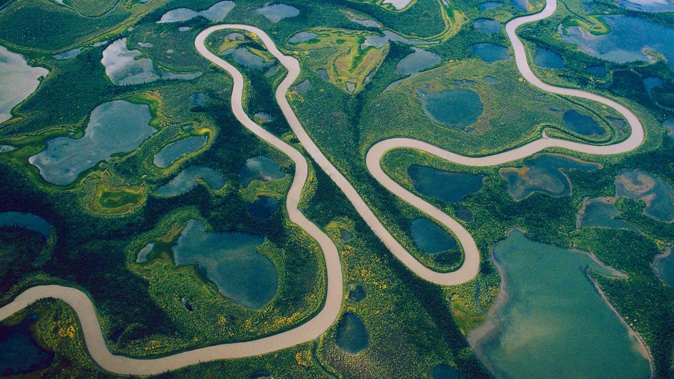 Luftaufnahme des Mackenzie River Delta, Nordwest-Territorien, Kanada (© J.A. Kraulis/Corbis)(Bing Deutschland)
