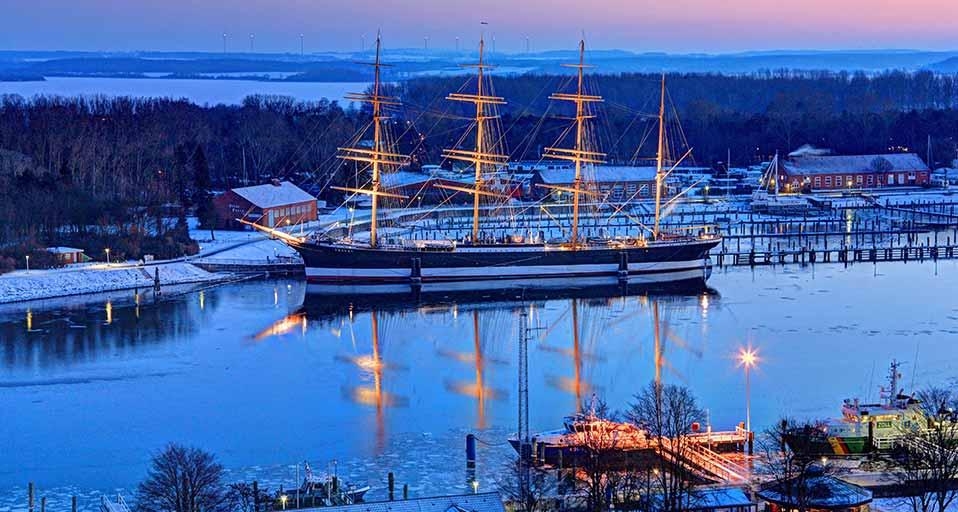 Die Viermast-Stahlbark "Passat" liegt in der Travemündung, Travemünde, Schleswig-Holstein,Deutschland (©Günter Gräfenhain/Huber/4Corners) &copy; (Bing Germany)