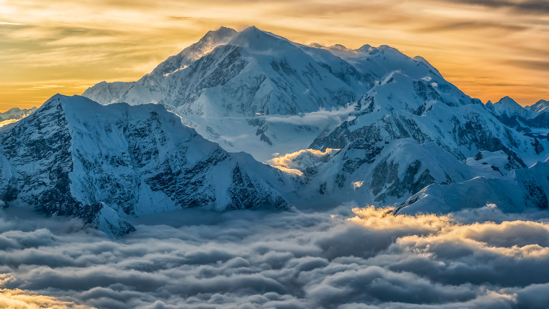 鸟瞰高耸入云的洛根山，加拿大克鲁瓦尼国家公园 (© plainpicture/Design Pics/Robert Postma)(Bing China)