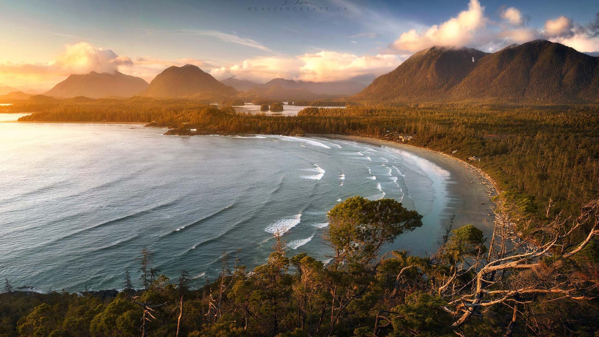 View of Tofino Bay, Vancouver, B.C. (© Ben Kotenberg/Shutterstock)(Bing Canada)