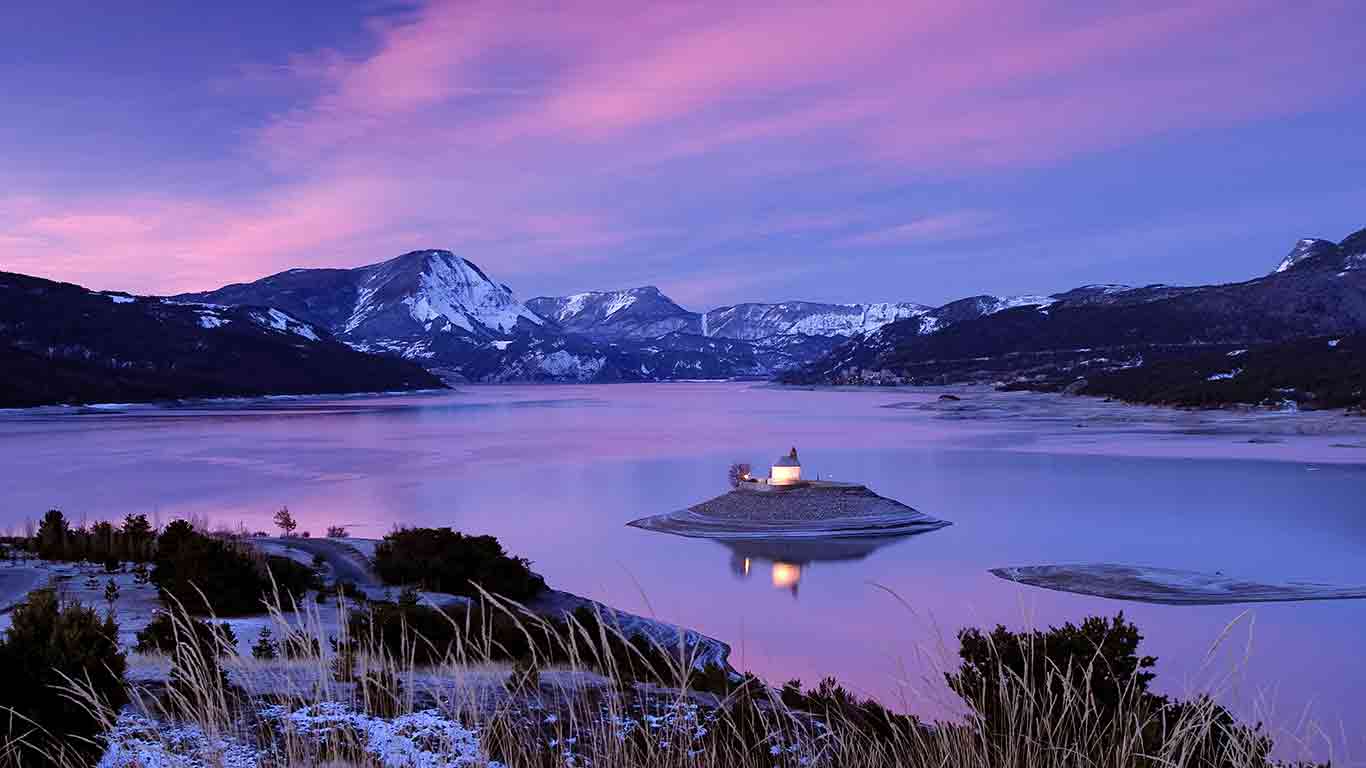 Die Kapelle Saint-Michel am Lac de Serre-Ponçon, Department Hautes-Alpes, Frankreich (© Hemis/Superstock)(Bing Deutschland)