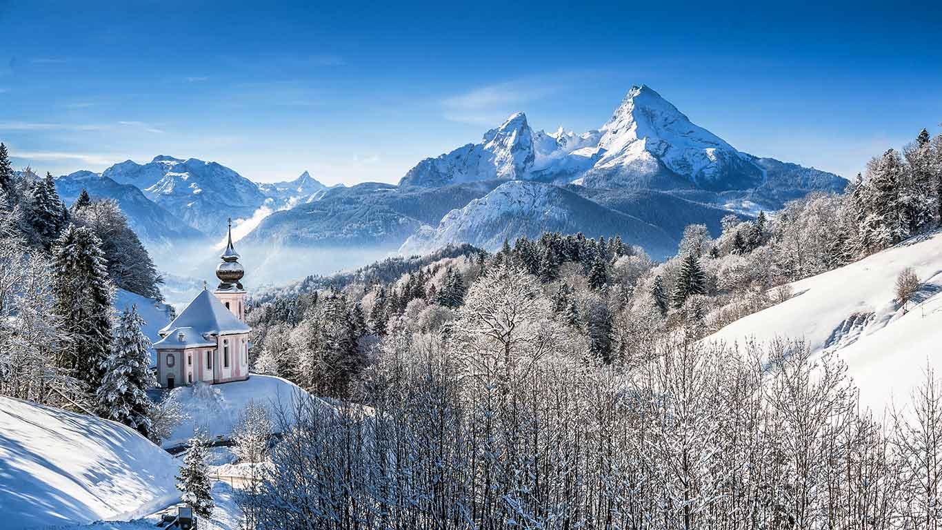 Idyllische Winterlandschaft in den Alpen mit Blick auf die Wallfahrtskirche Maria Gern und den Watzmann, Bayern, Deutschland (© MacEaton/Alamy Stock Foto)(Bing Deutschland)