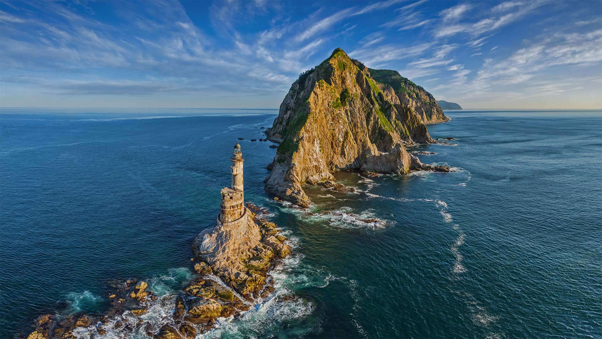 阿尼瓦角的灯塔，俄罗斯萨哈林岛 (© Amazing Aerial Agency/Offset by Shutterstock)(Bing China)