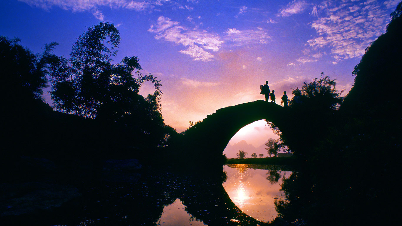 广东英德，英西峰林的小桥 (© VIEW STOCK RF/Age Fotostock)(Bing China)