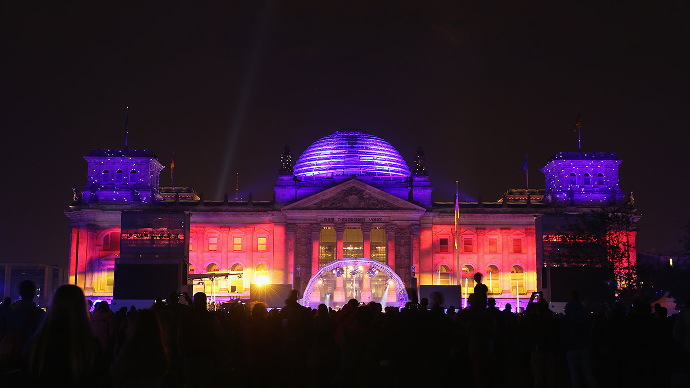 Illuminiertes Reichstagsgebäude in Berlin. Zum Tag der Deutschen Einheit (© Sean Gallup/Getty Images)(Bing Deutschland)