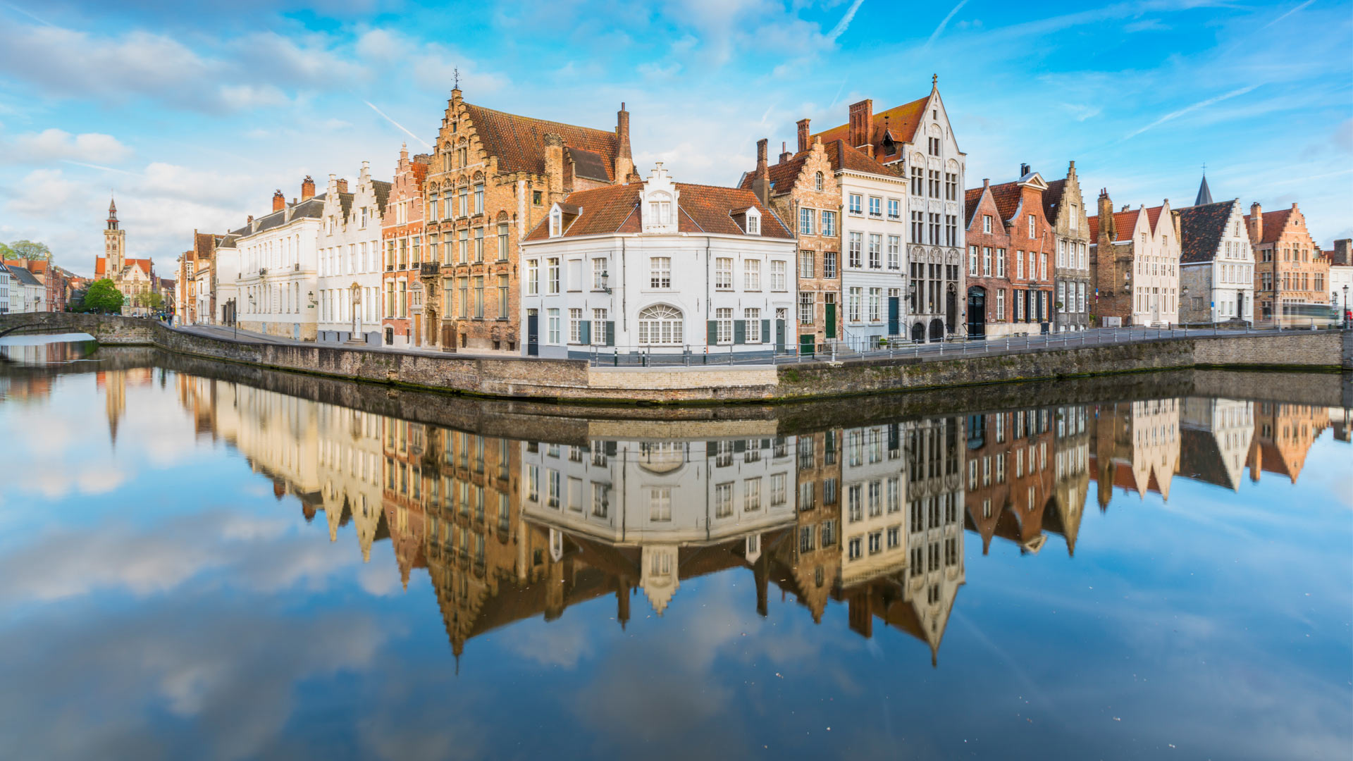 Bâtiments se reflétant sur les canaux de Bruges, Belgique (© francesco vaninetti/robertharding)(Bing France)