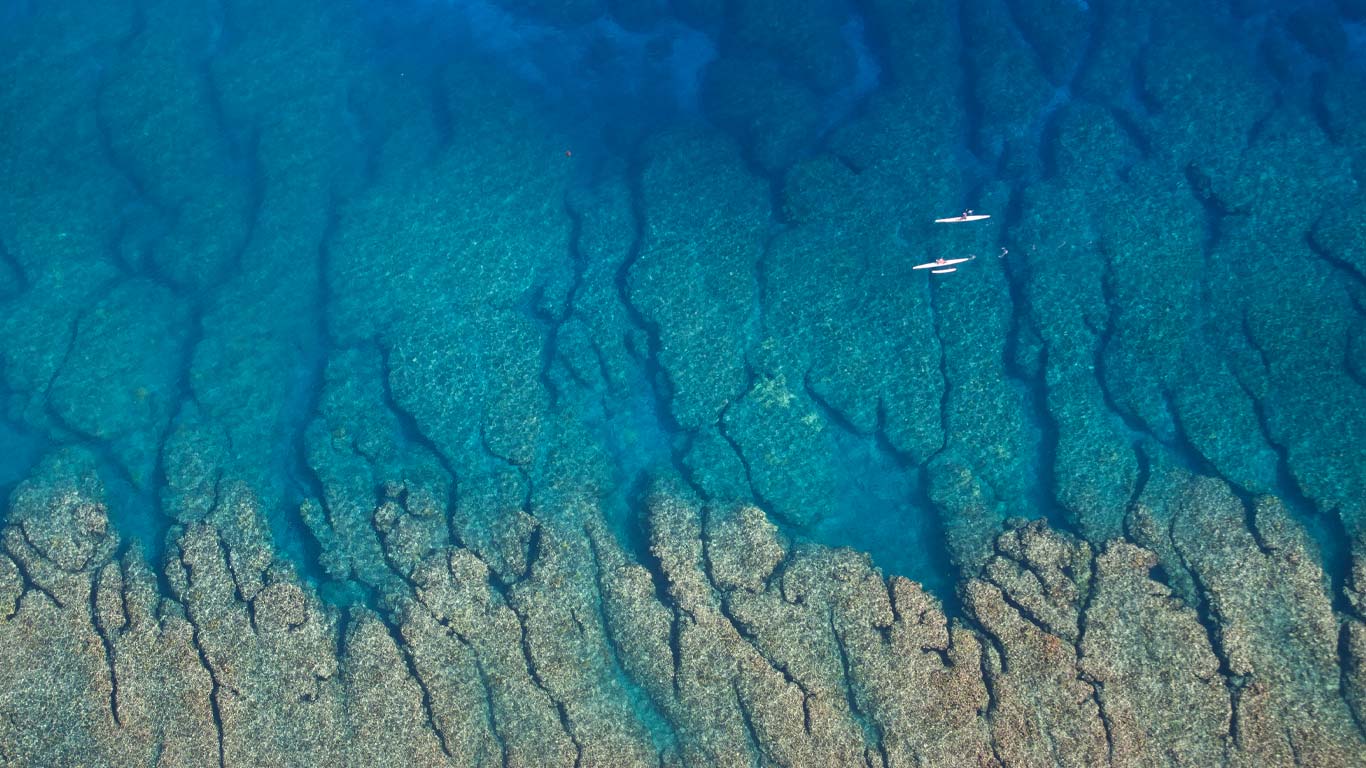 Vue aérienne de kayaks dans un lagon de la côte ouest de l’île de la Réunion (© Sylvain Brajeul/Getty Images)(Bing France)