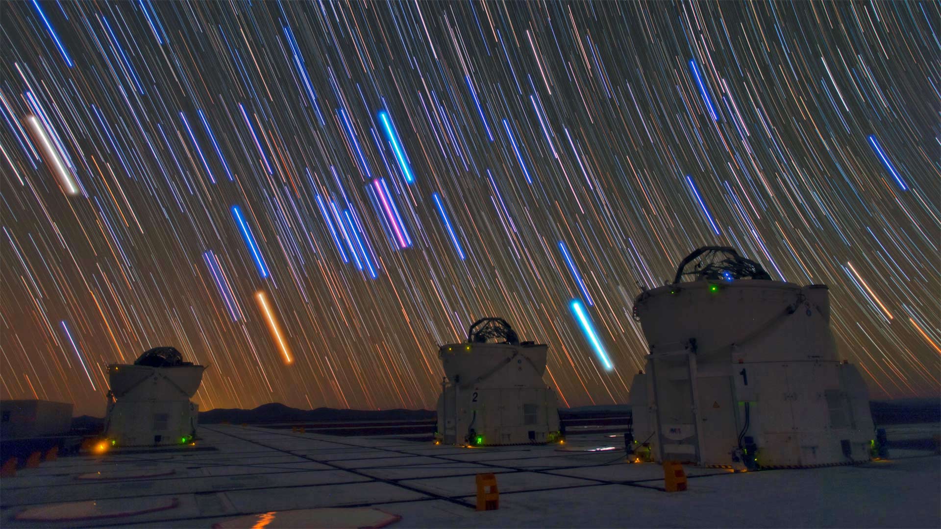 帕瑞纳天文台的望远镜和星迹，智利阿塔卡马沙漠 (© Matteo Omied/Alamy)(Bing China)
