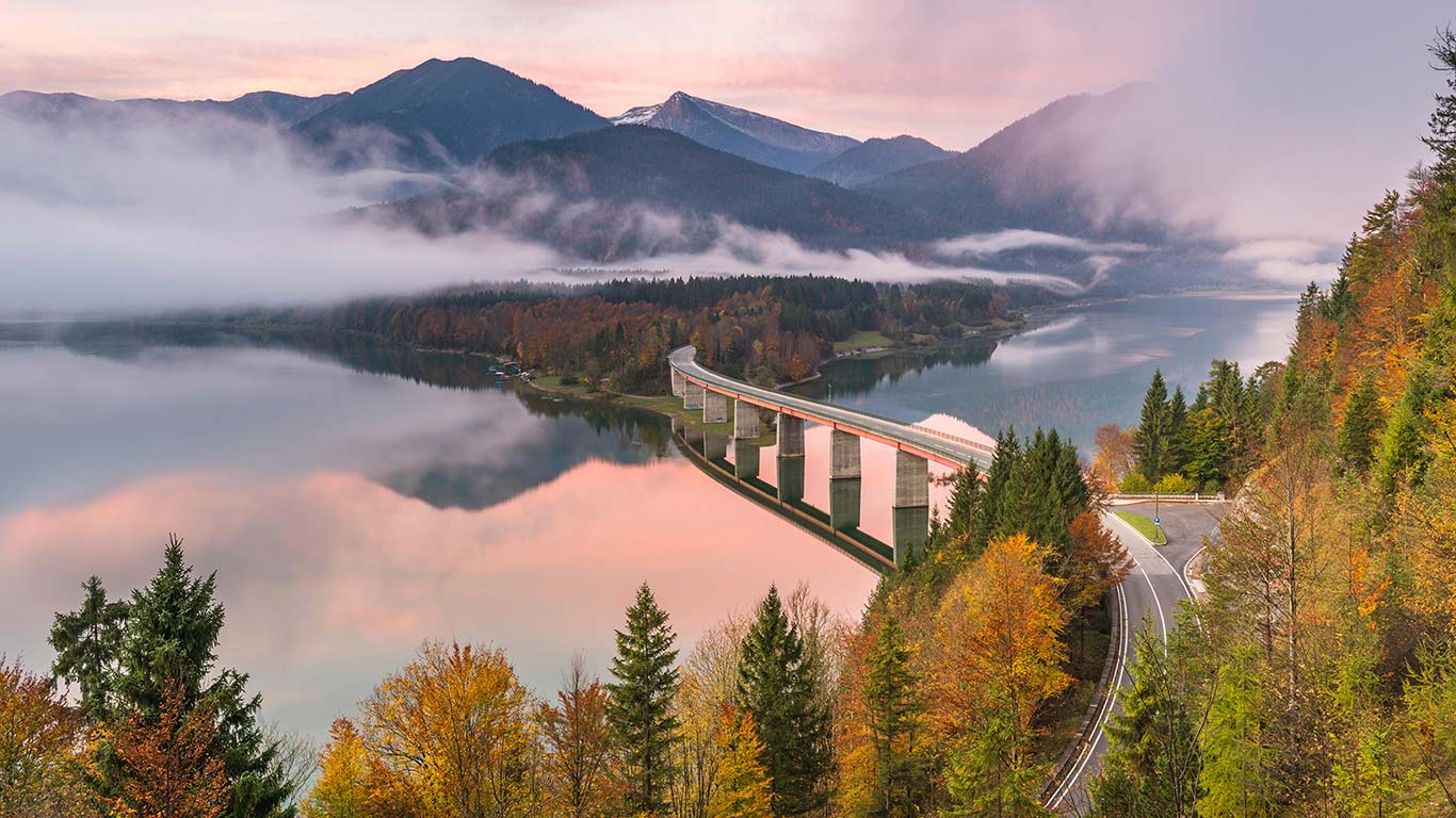 Sylvensteinspeicher und Faller-Klamm-Brücke im Morgennebel, Lenggries, Bayern, Deutschland (© Robert Harding/Alamy)(Bing Deutschland)