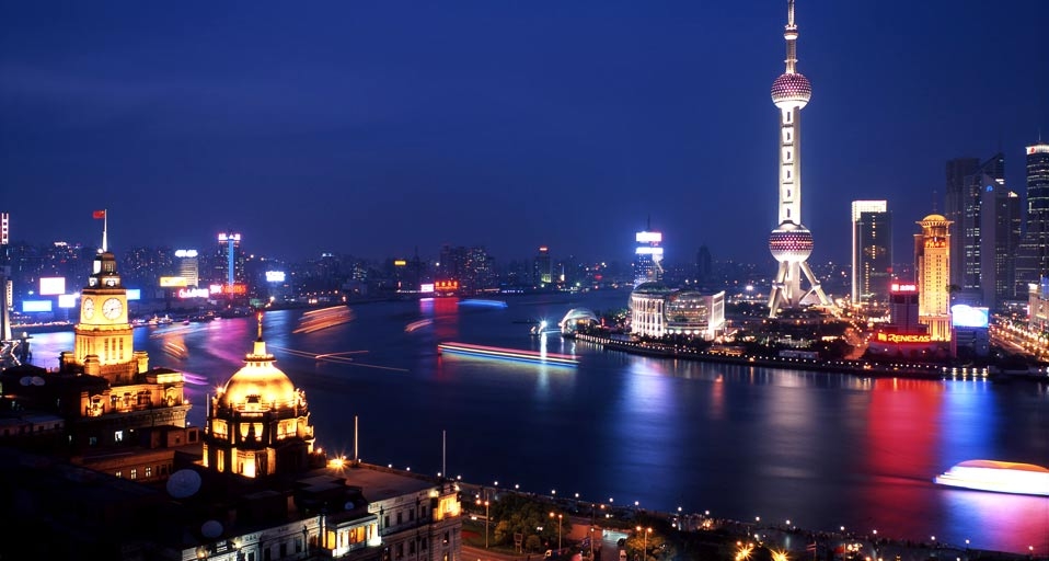 夜幕下的上海华光璀璨 -- Panorama Stock RF/Photolibrary &copy; (Bing China)