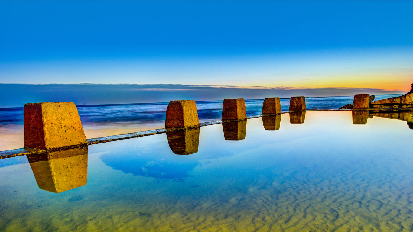 Pool at sunrise in Coogee, outside Sydney, New South Wales, Australia (© Max Valente/Getty Images)(Bing Canada)
