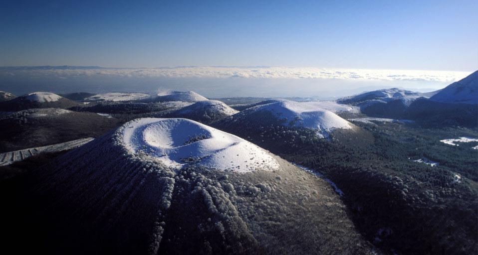 Vue aérienne du Puy de Côme dans le parc naturel régional des volcans d’Auvergne (© Christian Guy/hemis.fr) &copy; (Bing France)