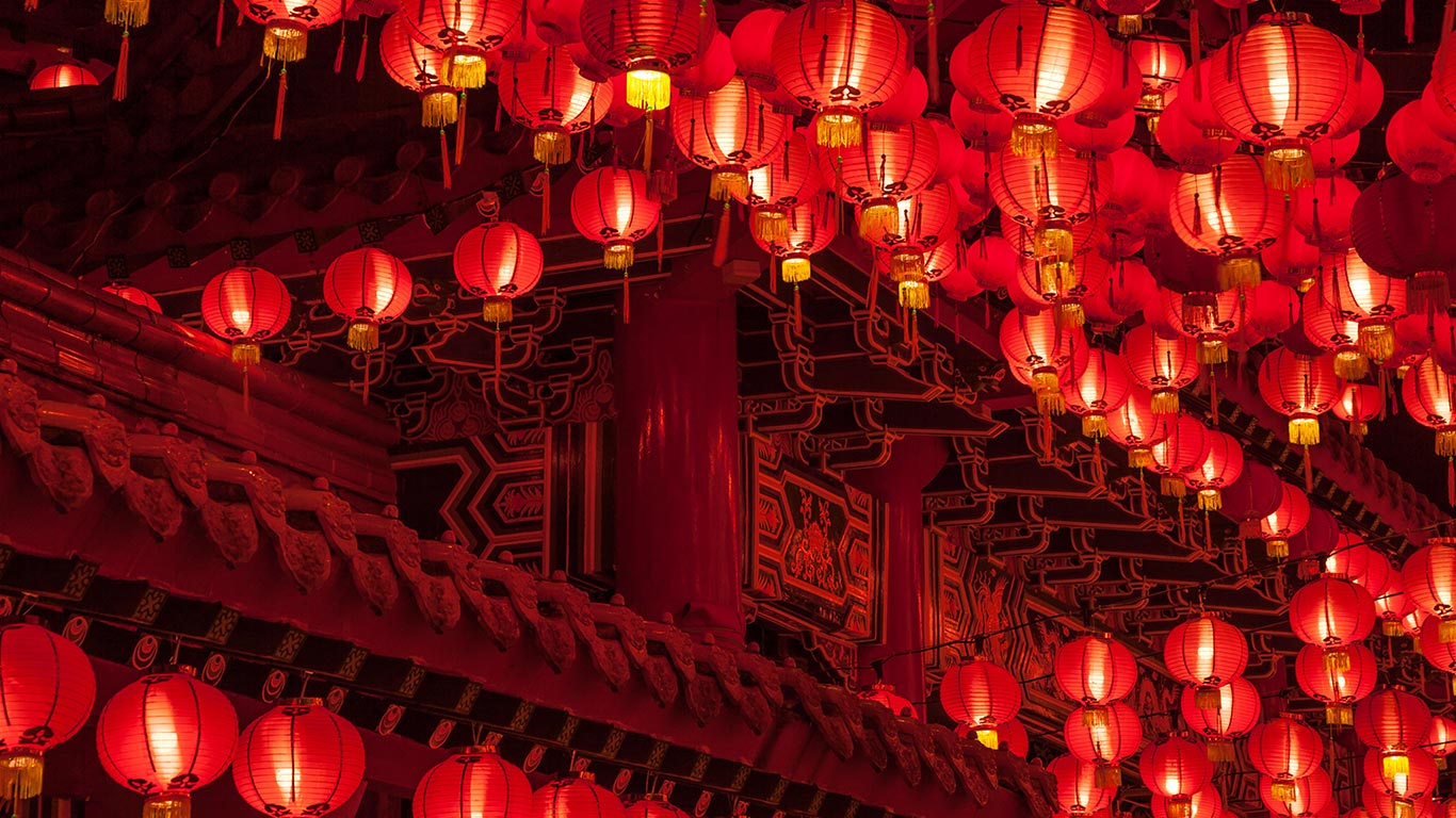 【今日元宵节】乐圣岭天后宫悬挂的红灯笼，马来西亚吉隆坡 (© Black Cat Imaging/AlamyStock Photo）(Bing China)