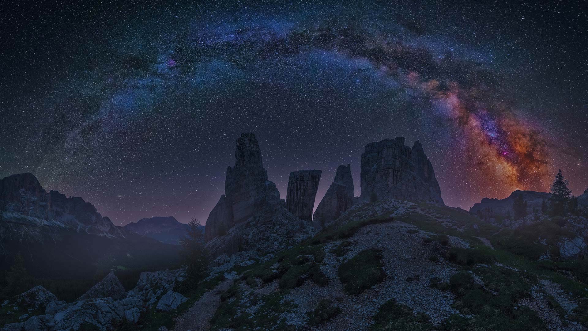 多洛米蒂山上空的银河，意大利 (© Carlos Fernandez/Getty Images)(Bing China)