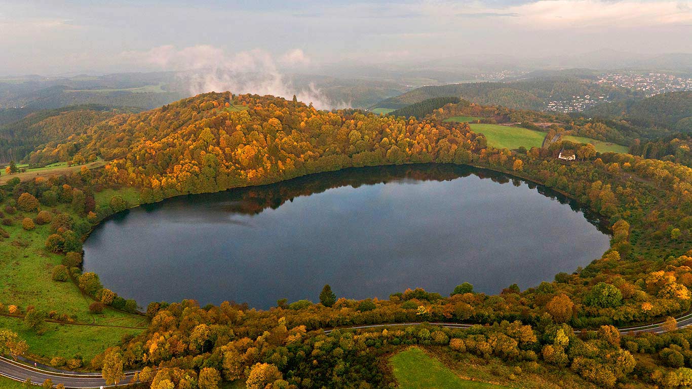 Weinfelder Maar im Herbst, Daun, Rheinland-Pfalz, Deutschland (© Karl Johaentges/LOOK Die Bildagentur der Fotografen GmbH/Alamy)(Bing Deutschland)