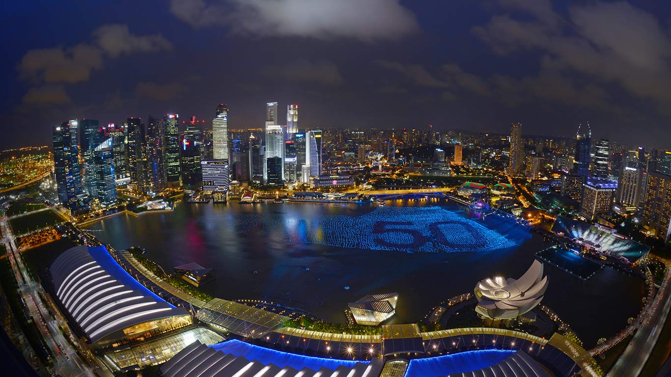 为庆祝新加坡五十周年国庆，滨海湾灯火通明  (© Then Chih Wey/Xinhua/Alamy)(Bing China)