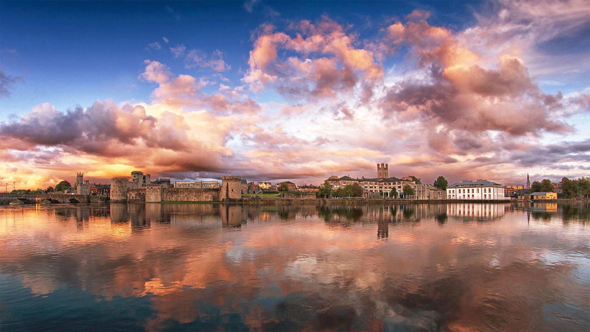 香浓河对岸的景色，爱尔兰利默里克 (© Piotr Machowczyk/Shutterstock)(Bing China)