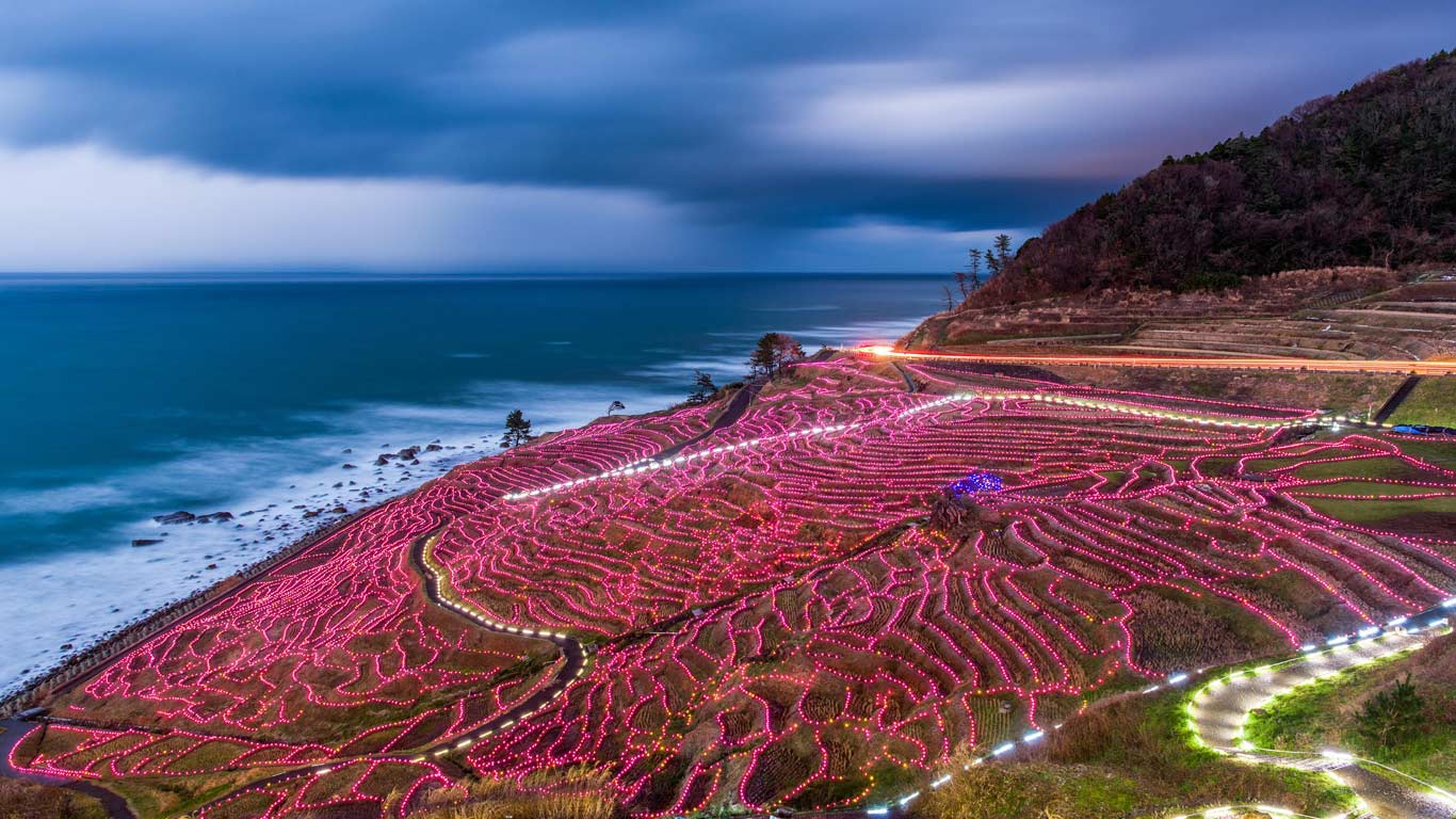 灯光装点的水稻梯田，日本轮岛 (© Sean Pavone/Alamy)(Bing China)