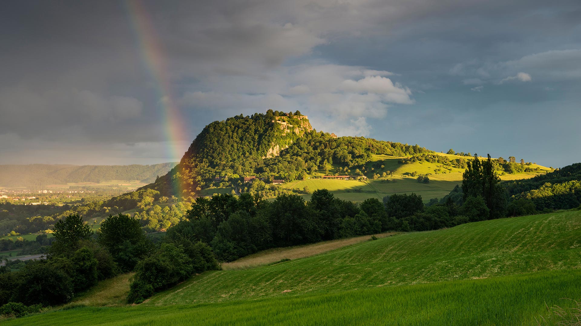 Blick auf den Hohentwiel im Hegau mit Regenbogen, Baden-Württemberg (© Westend61 GmbH/Alamy Stock Photo)(Bing Deutschland)