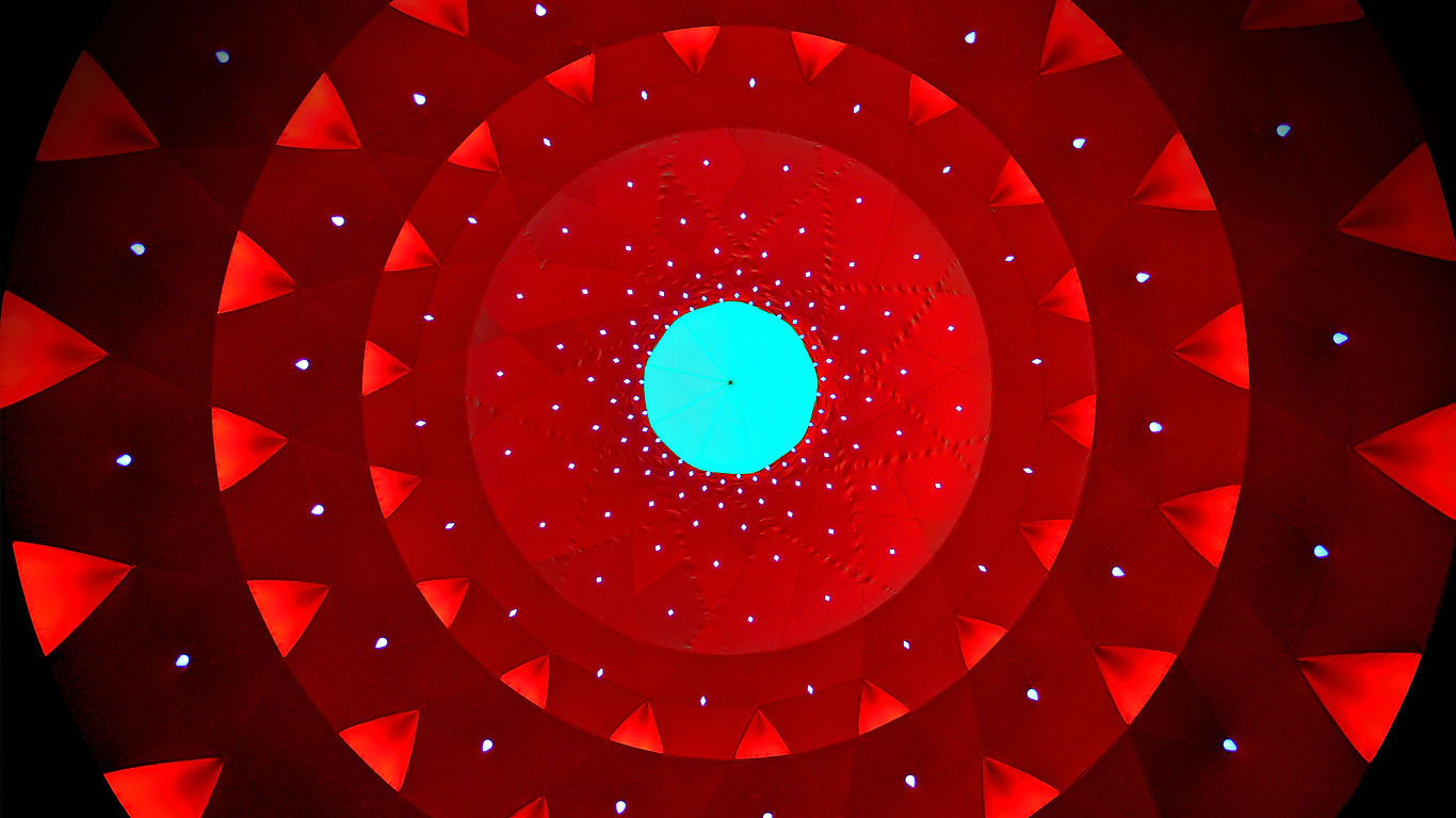 由Architects of Air制造的充气雕塑“Katena Luminarium” (© Shirlaine Forrest/WireImage/Getty Images)(Bing China)