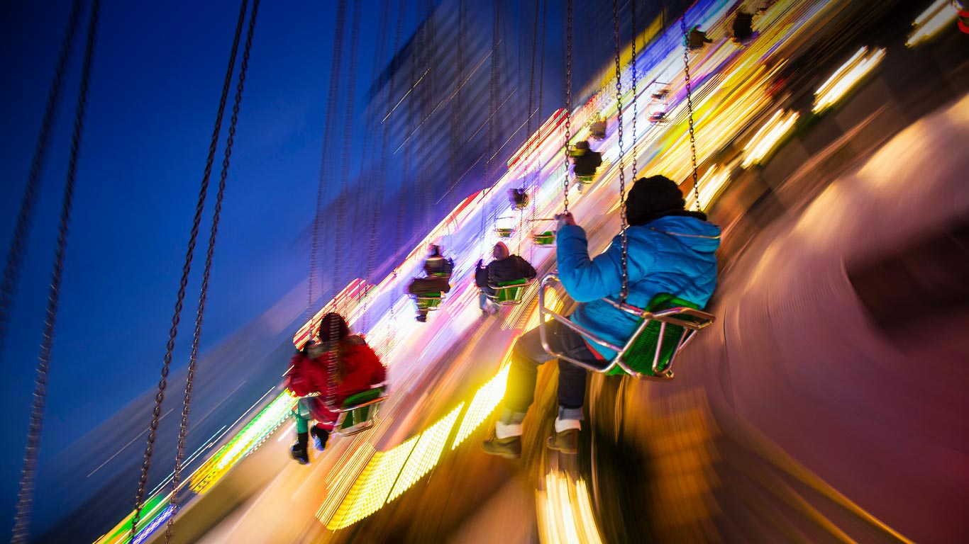 柏林圣诞集市的狂欢节秋千，德国 (© Hannibal Hanschke/Reuters)(Bing China)