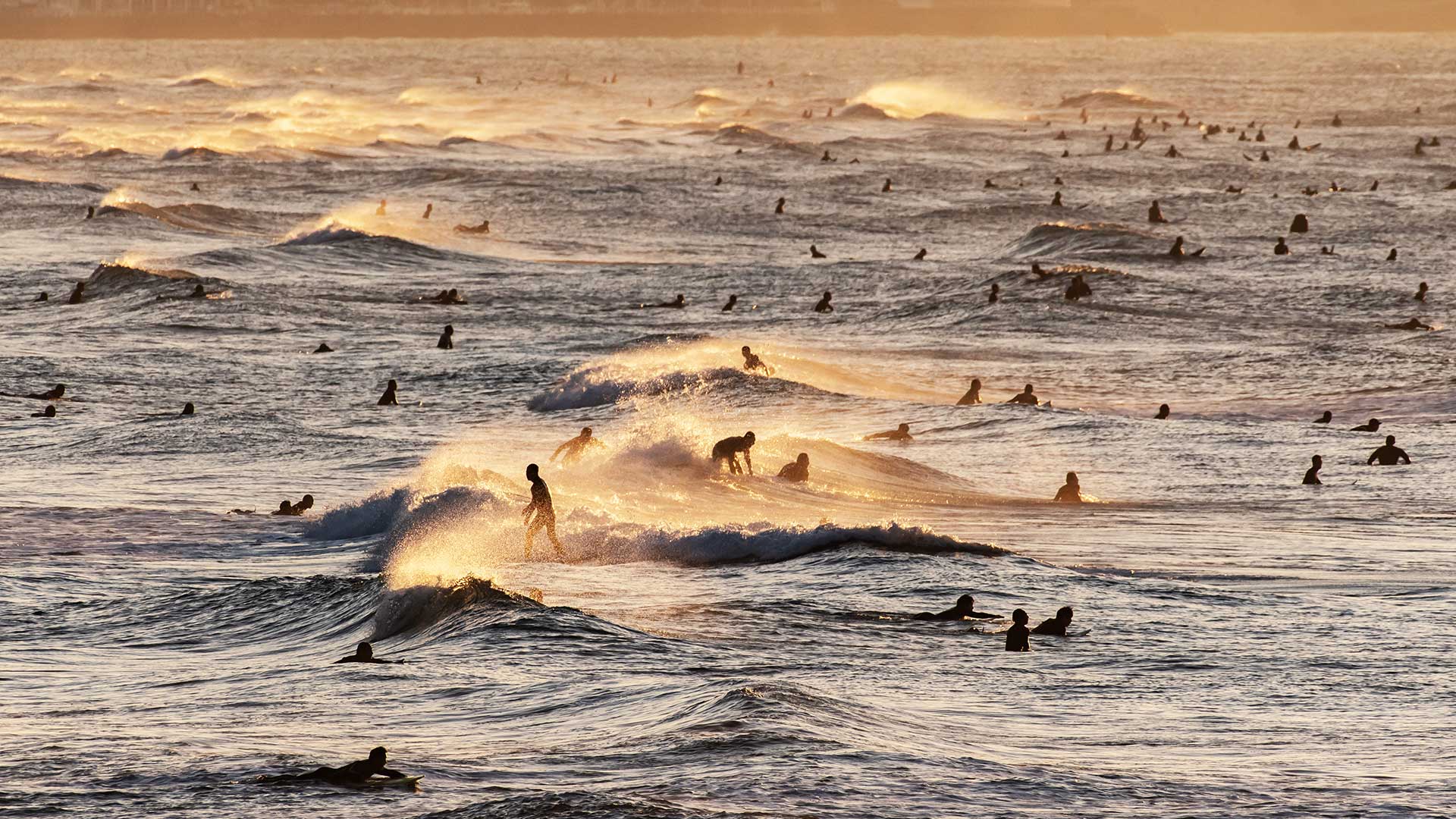七里ヶ浜のサーファー, 神奈川 鎌倉 (© Taro Hama @ e-kamakura/Getty Images)(Bing Japan)
