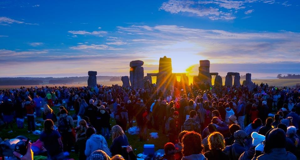 Sunrise during the summer solstice at Stonehenge, England (© Alan Copson/Corbis) &copy; (Bing Canada)