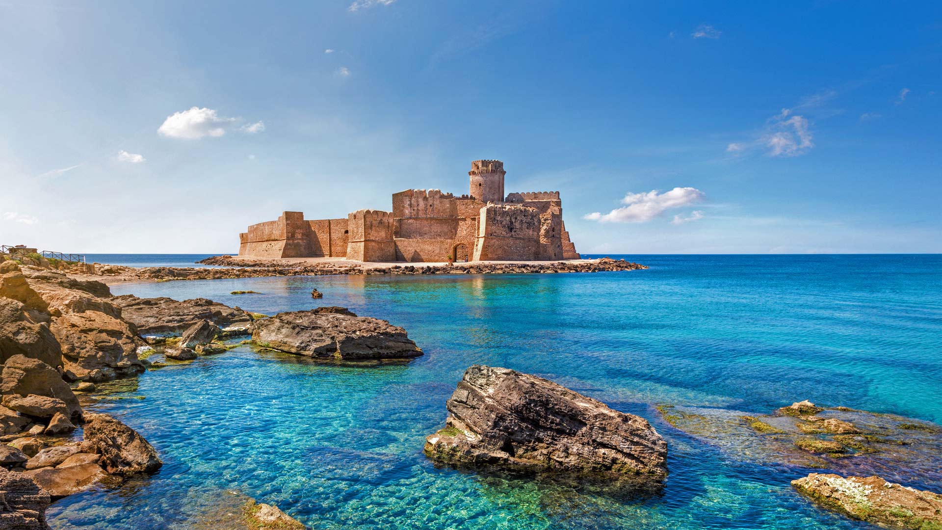 Le Castella at Capo Rizzuto, Italy (© mRGB/Shutterstock)(Bing Canada)