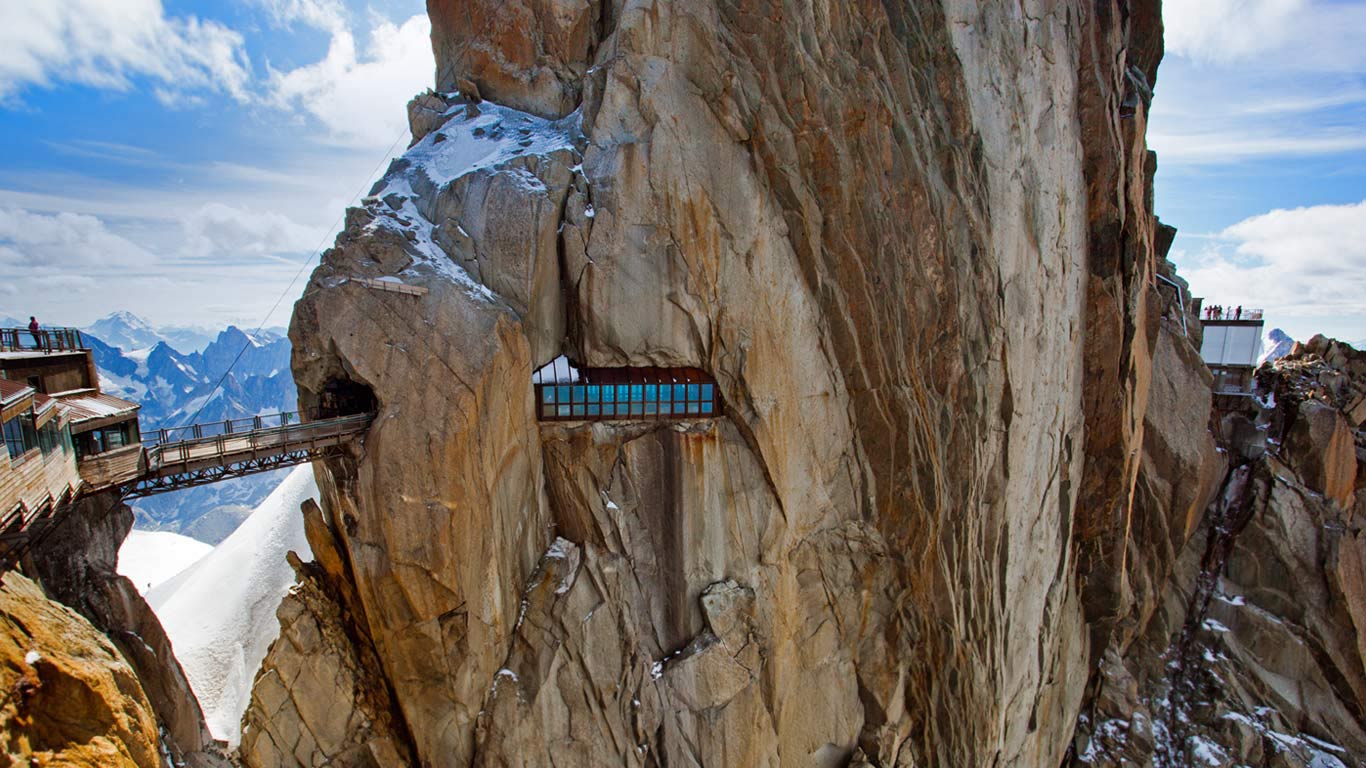 一处贯穿山峰的栈道，法国夏蒙尼 (© Jakub Połomski/Offset)(Bing China)