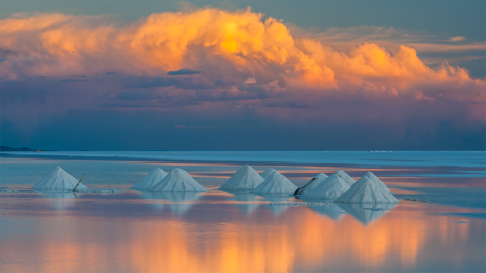 乌尤尼盐沼上的锥形盐堆，玻利维亚 (© John Shaw/Minden Pictures)(Bing China)