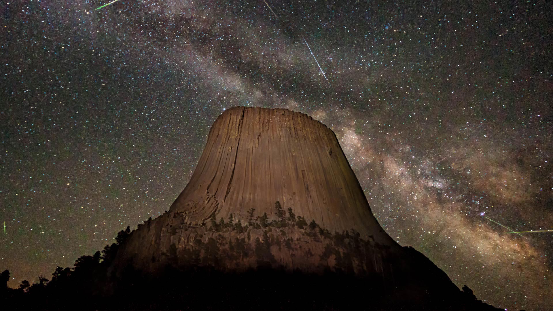 ｢銀河とみずがめ座η流星群｣米国ワイオミング州, デビルスタワー (© Jason Hatfield/Tandem Stills + Motion)(Bing Japan)