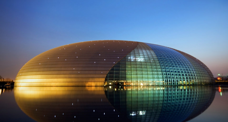 灯火辉煌的国家大剧院 (© Christian Kober/Corbis) &copy; (Bing China)